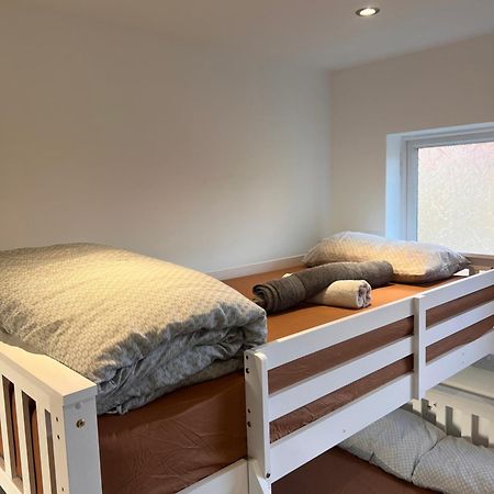1 Bedroom & Bathroom Dorney Ngoại thất bức ảnh