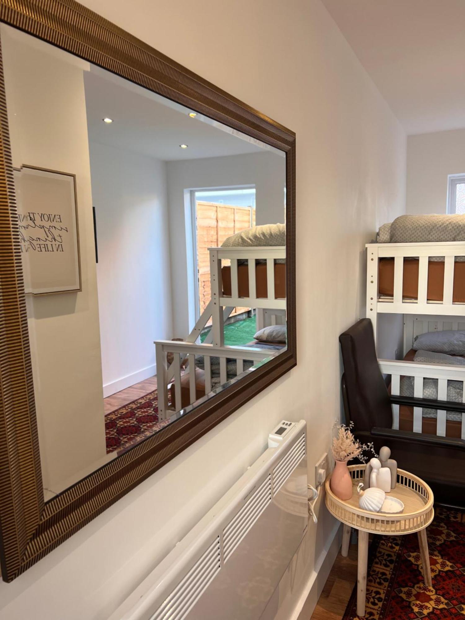 1 Bedroom & Bathroom Dorney Ngoại thất bức ảnh