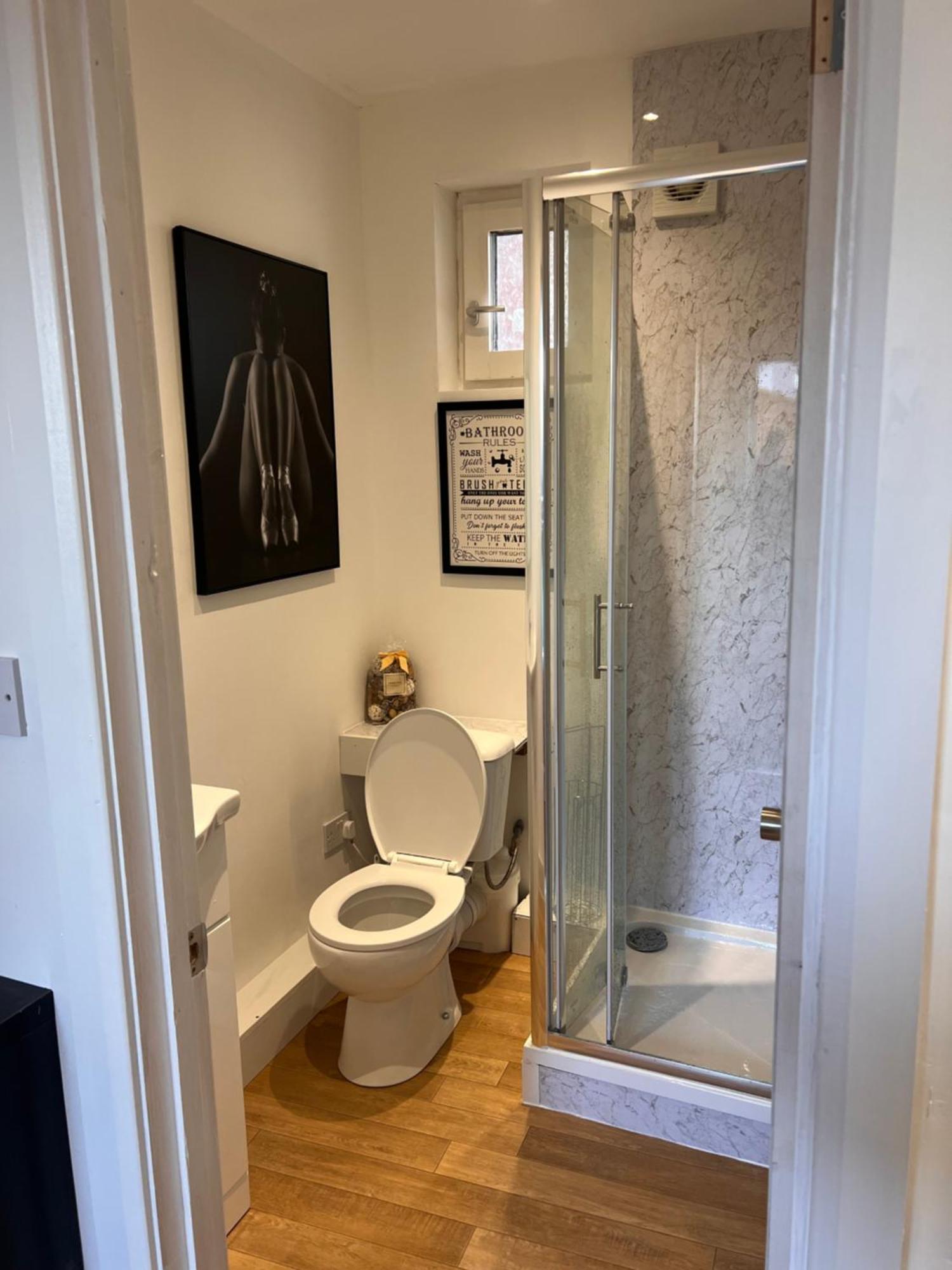 1 Bedroom & Bathroom Dorney Ngoại thất bức ảnh