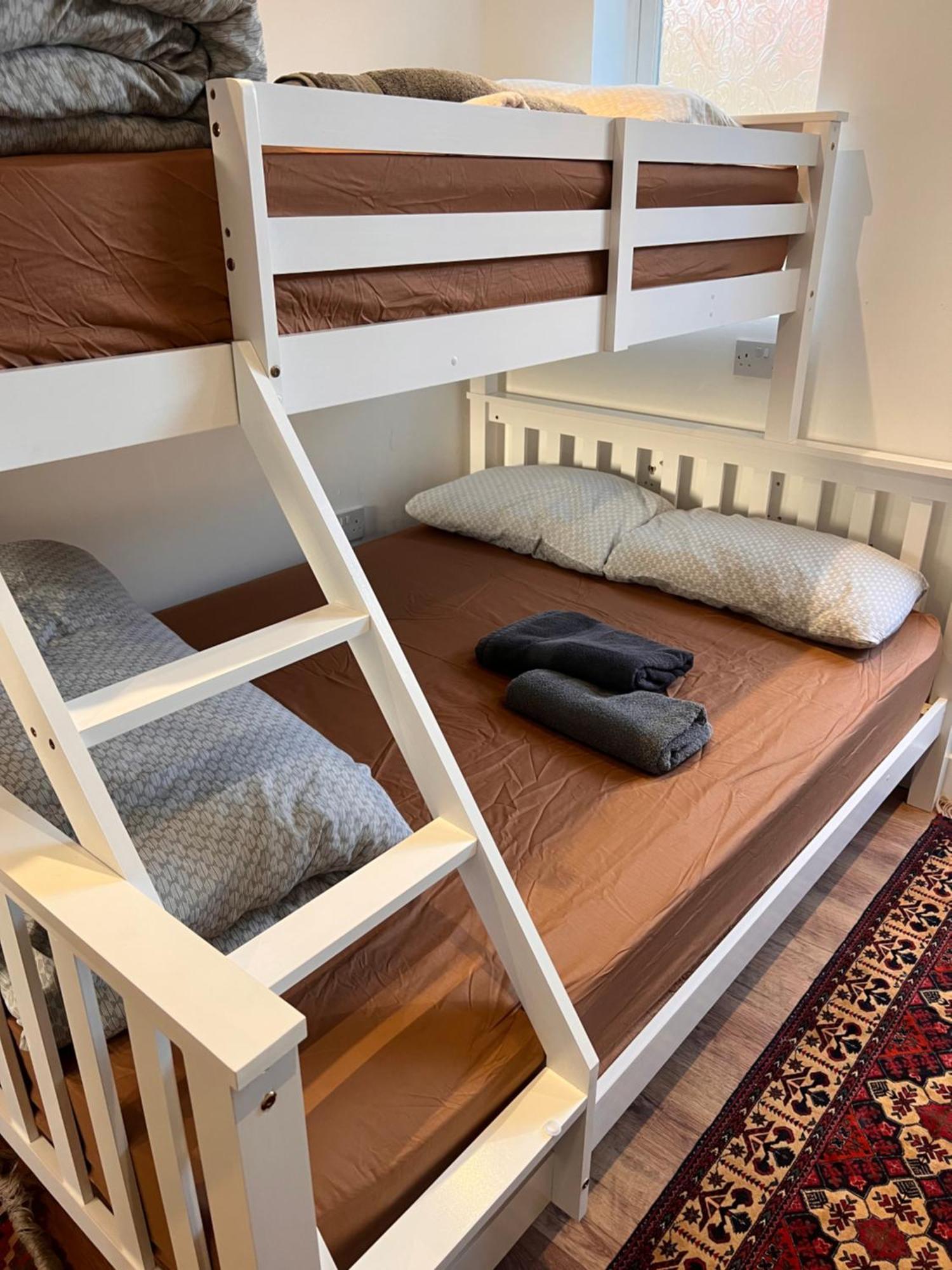 1 Bedroom & Bathroom Dorney Ngoại thất bức ảnh