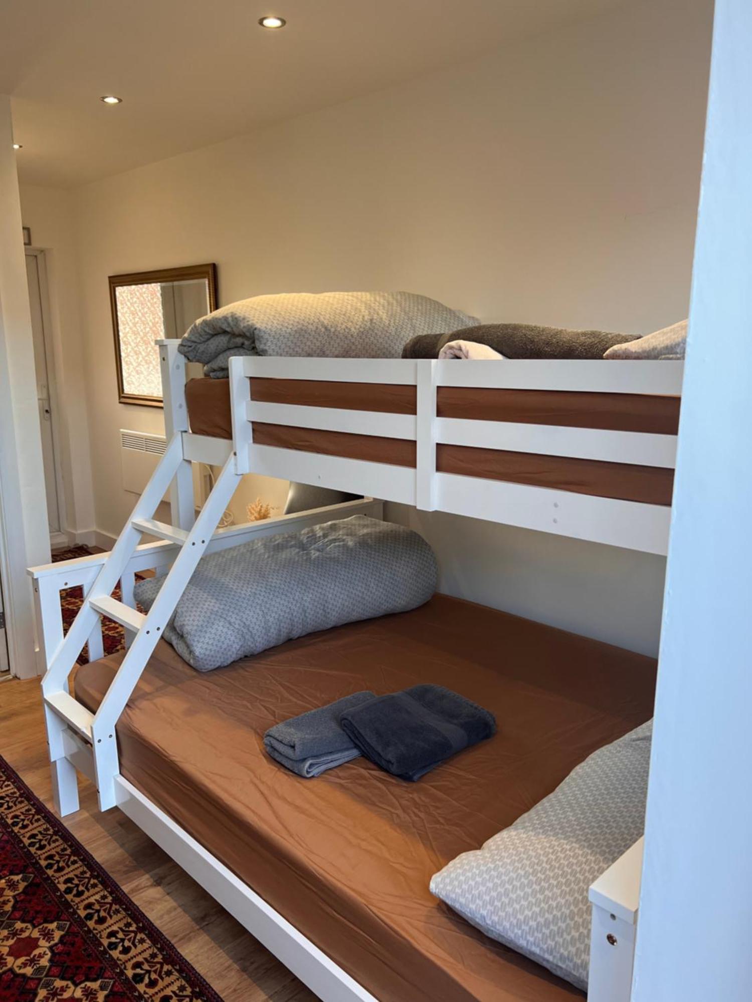 1 Bedroom & Bathroom Dorney Ngoại thất bức ảnh