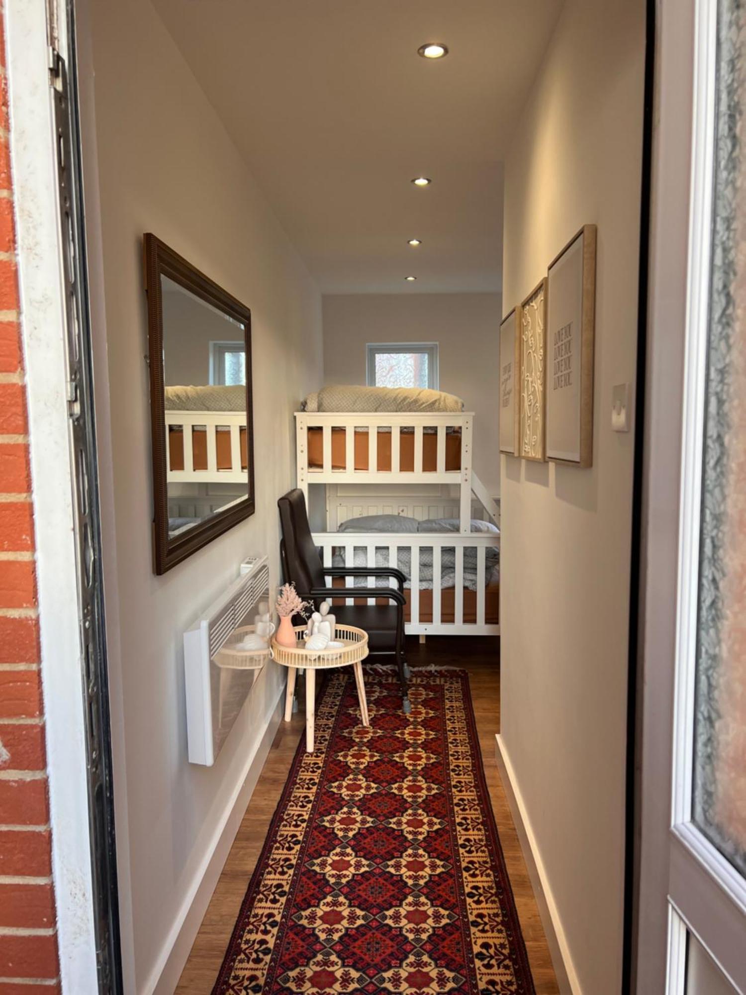 1 Bedroom & Bathroom Dorney Ngoại thất bức ảnh
