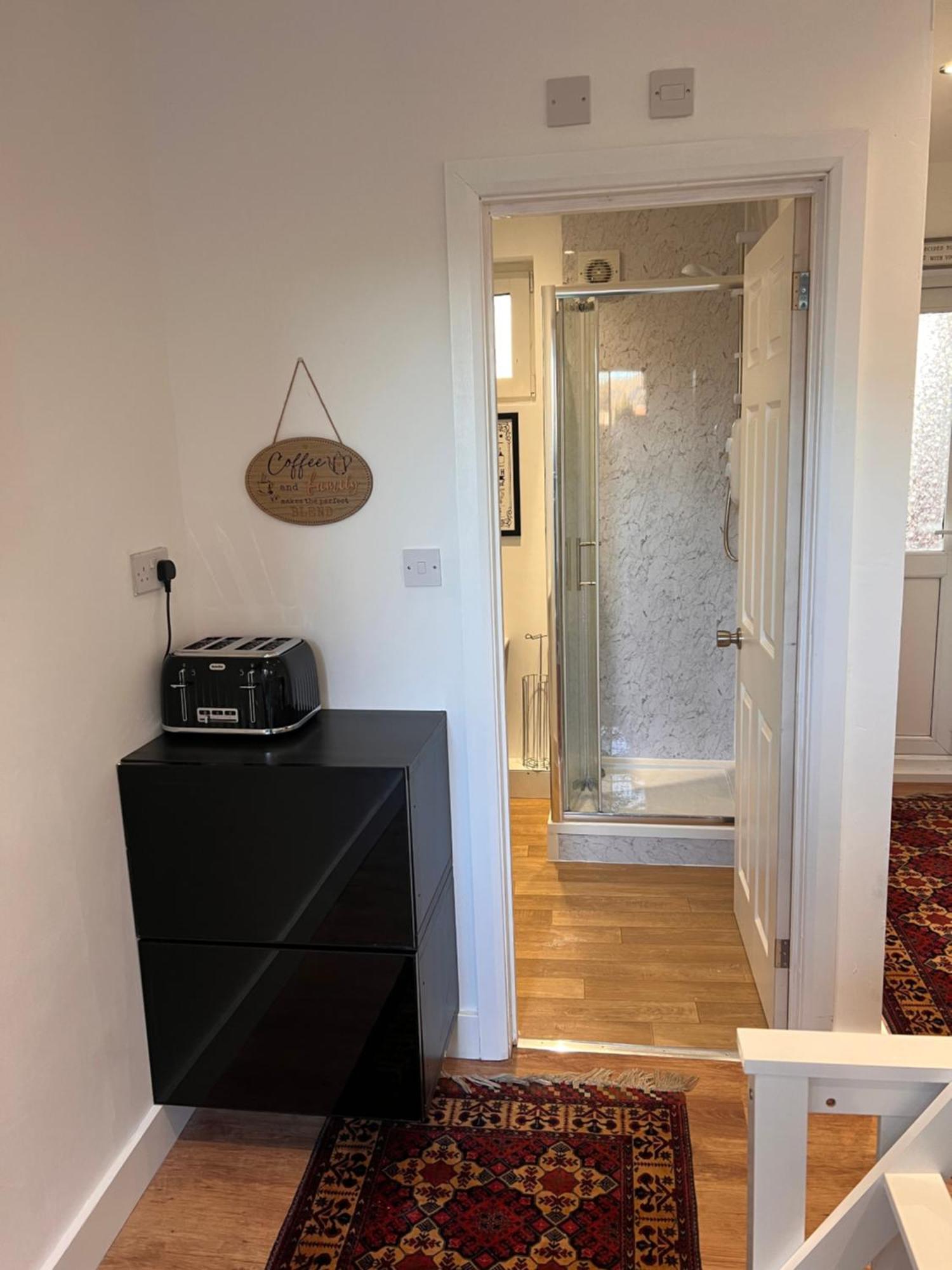 1 Bedroom & Bathroom Dorney Ngoại thất bức ảnh